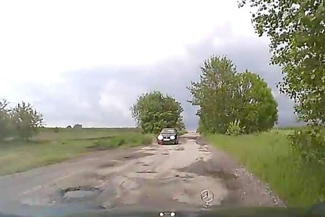 Droga dziurawa jak szwajcarski ser (wideo)