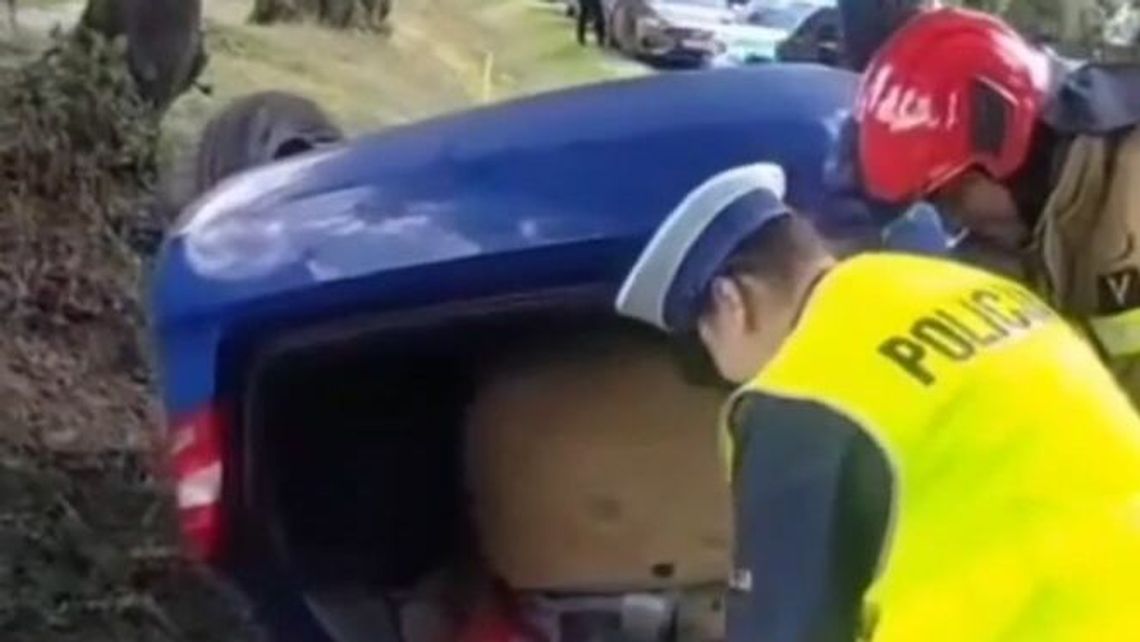 Droga Kraśnik – Annopol zablokowana. Dachowanie skody. Nagranie Droga Kraśnik – Annopol zablokowana. Dachowanie skody. Nagranie