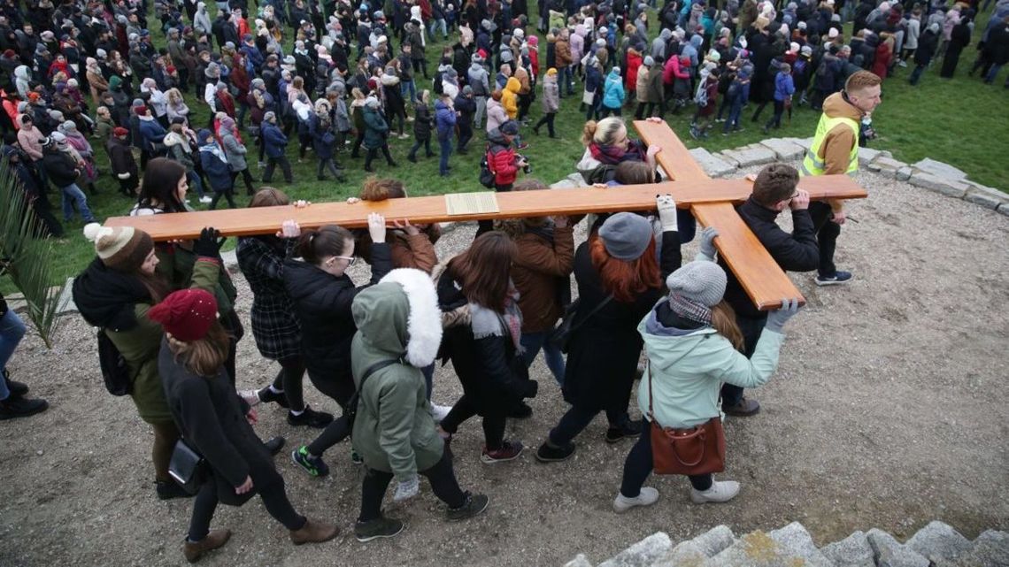 Droga Krzyżowa na Majdanku rozpoczęła Światowe Dni Młodzieży [zdjęcia]