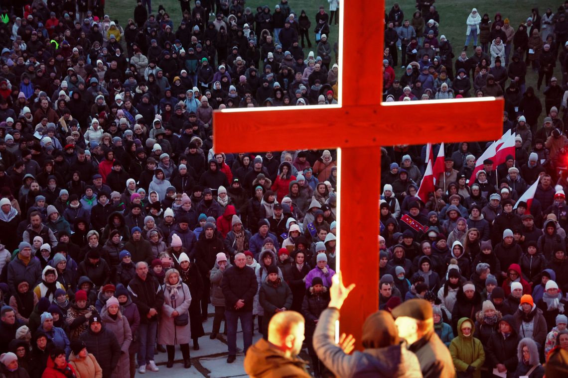 Droga krzyżowa na Majdanku. Tłumy wiernych modliły się o pokój Droga krzyżowa na Majdanku. Tłumy wiernych modliły się o pokój