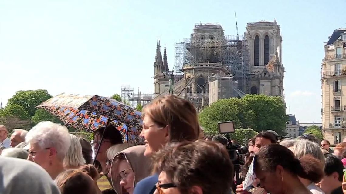 Droga krzyżowa przed katedrą Notre Dame [wideo]