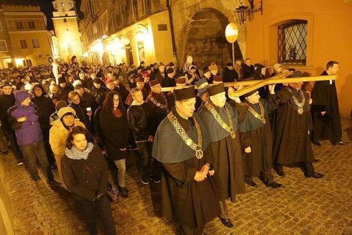 Droga Krzyżowa ulicami Starego Miasta w Lublinie Droga Krzyżowa ulicami Starego Miasta w Lublinie