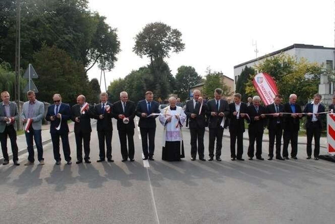 Droga Ostrów Lubelski - Uścimów po remoncie. Wstęga opadła, auta pojechały