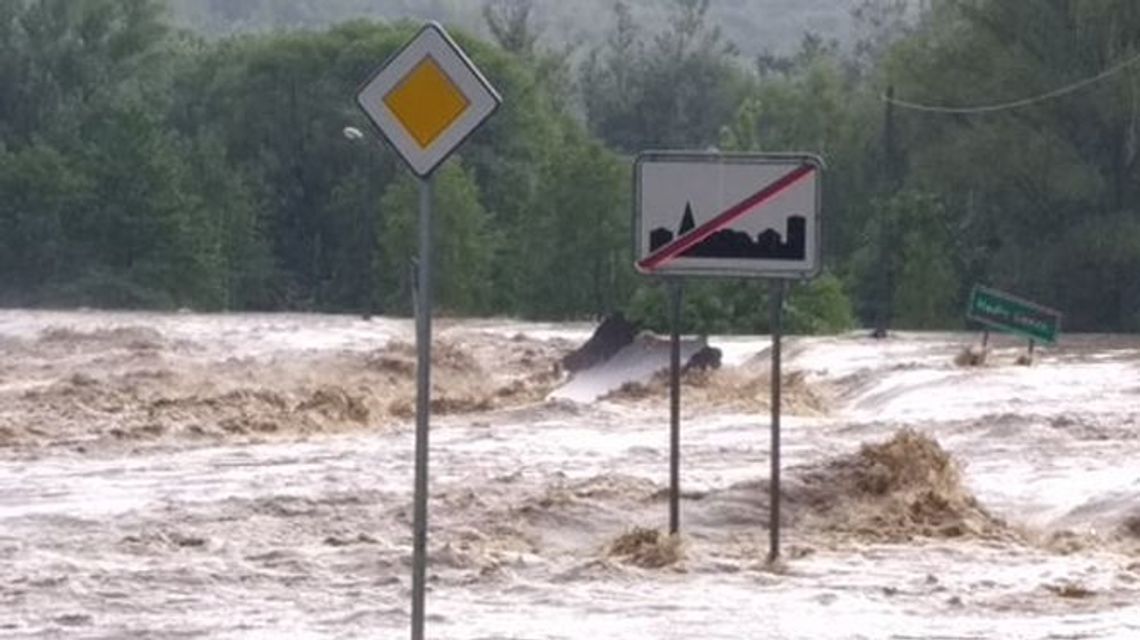 Droga z Lublina na Podkarpacie zniszczona. Woda zniszczyła też most