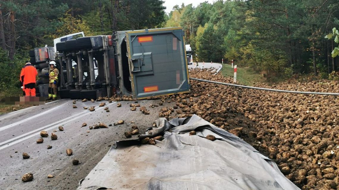 Droga zablokowana przez… buraki. Winny kierowca