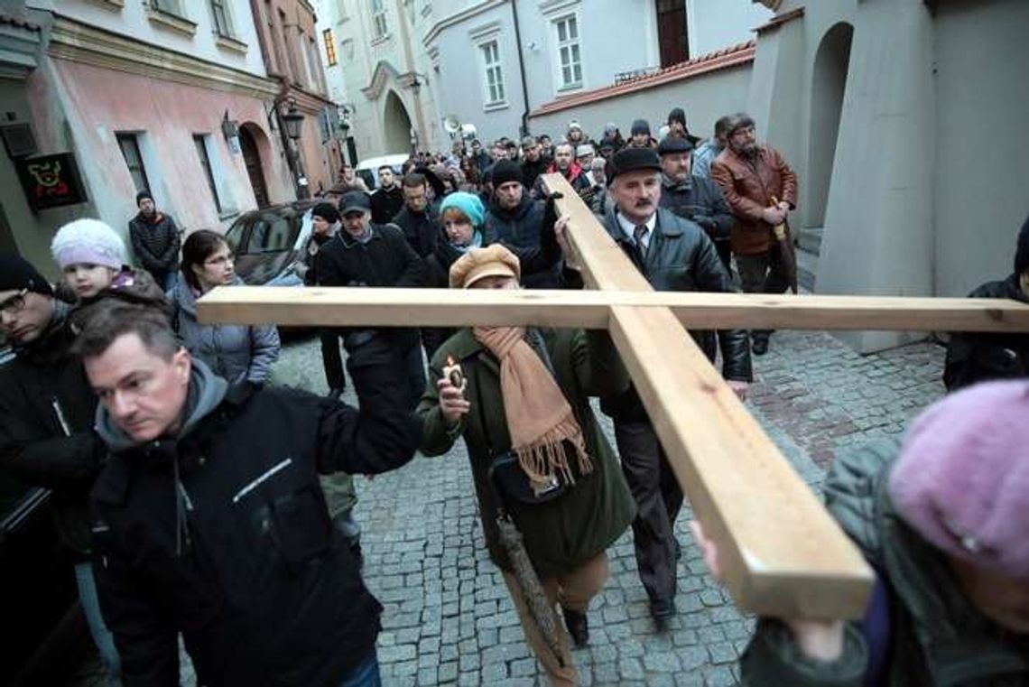 Drogi Krzyżowe przeszły ulicami Lublina. Już wkrótce Diecezjalne Dni Młodych Drogi Krzyżowe przeszły ulicami Lublina. Już wkrótce Diecezjalne Dni Młodych