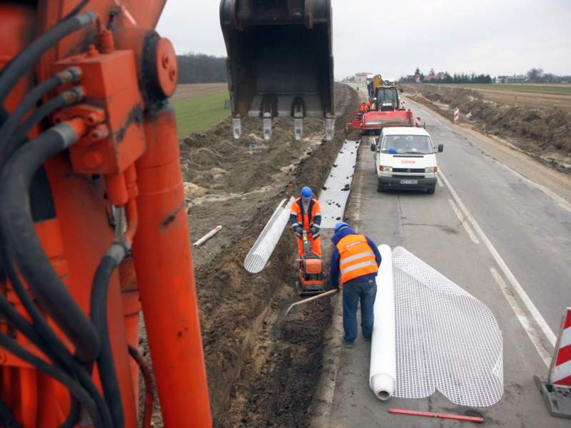 Drogowcy nadrabiają opóźnienia. Na drogowej budowie już wiosna Drogowcy nadrabiają opóźnienia. Na drogowej budowie już wiosna