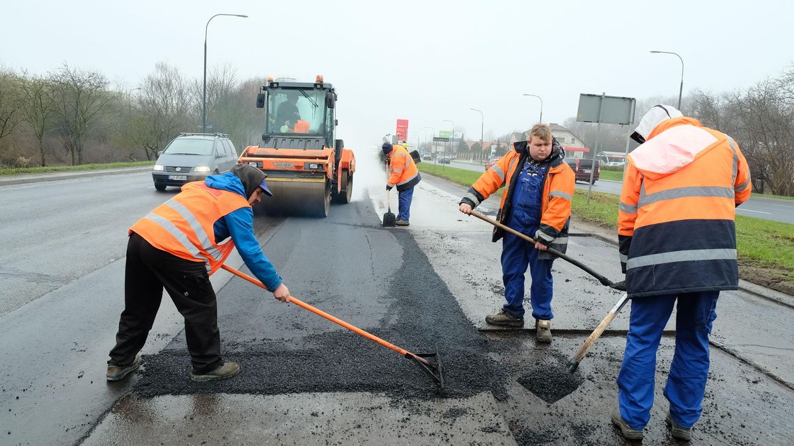 Drogowcy rozkładają, kierowcy stoją Drogowcy rozkładają, kierowcy stoją