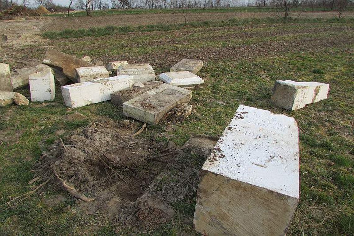 Drogowcy uszkodzili kapliczkę podczas przenosin. "Tak się nie postępuje"