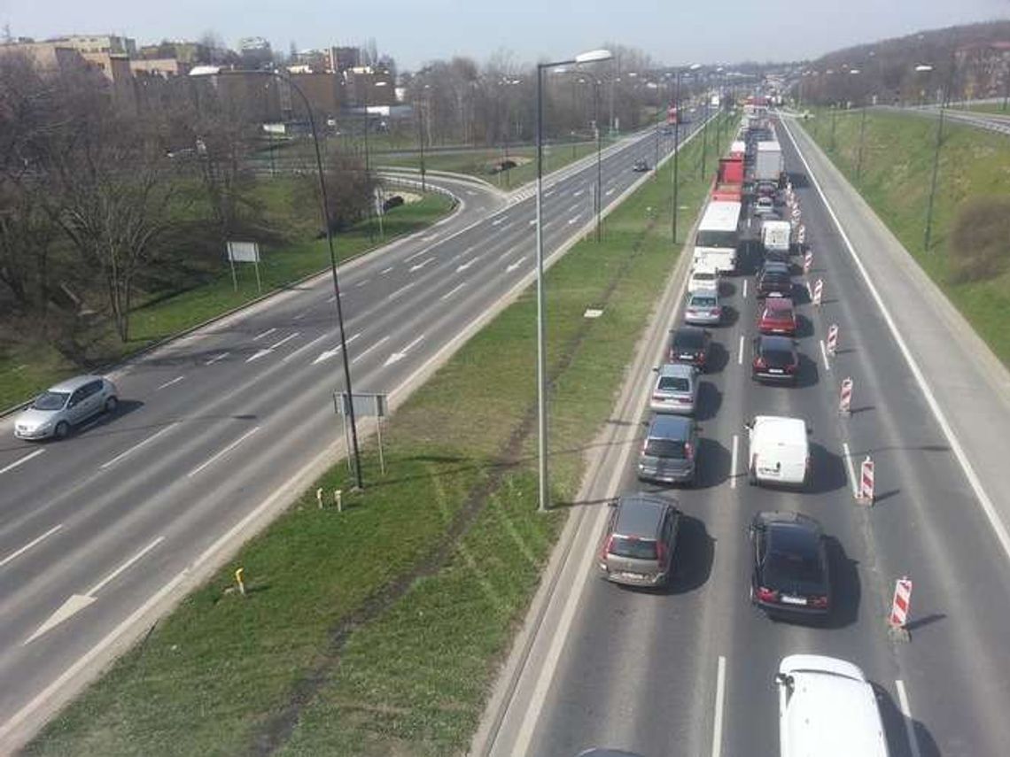 Drogowe piekło na skrzyżowaniu al. Solidarności z Sikorskiego. Dziś będzie jeszcze gorzej