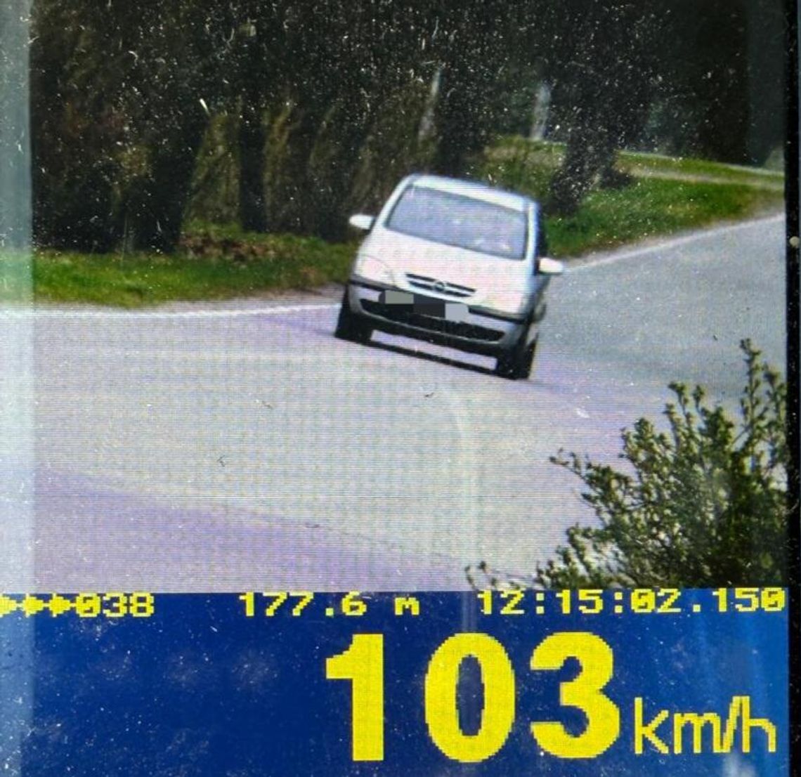 Policjant kontroluje prędkość pojazdów na drodze – w powiecie opolskim pięciu kierowców straciło prawo jazdy za znaczne przekroczenie limitu.