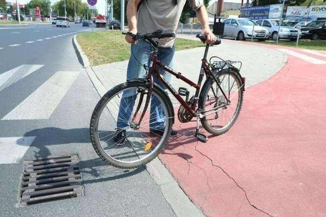 Drogowy bubel. Na przejeździe dla rowerów można wpaść w studzienkę Drogowy bubel. Na przejeździe dla rowerów można wpaść w studzienkę