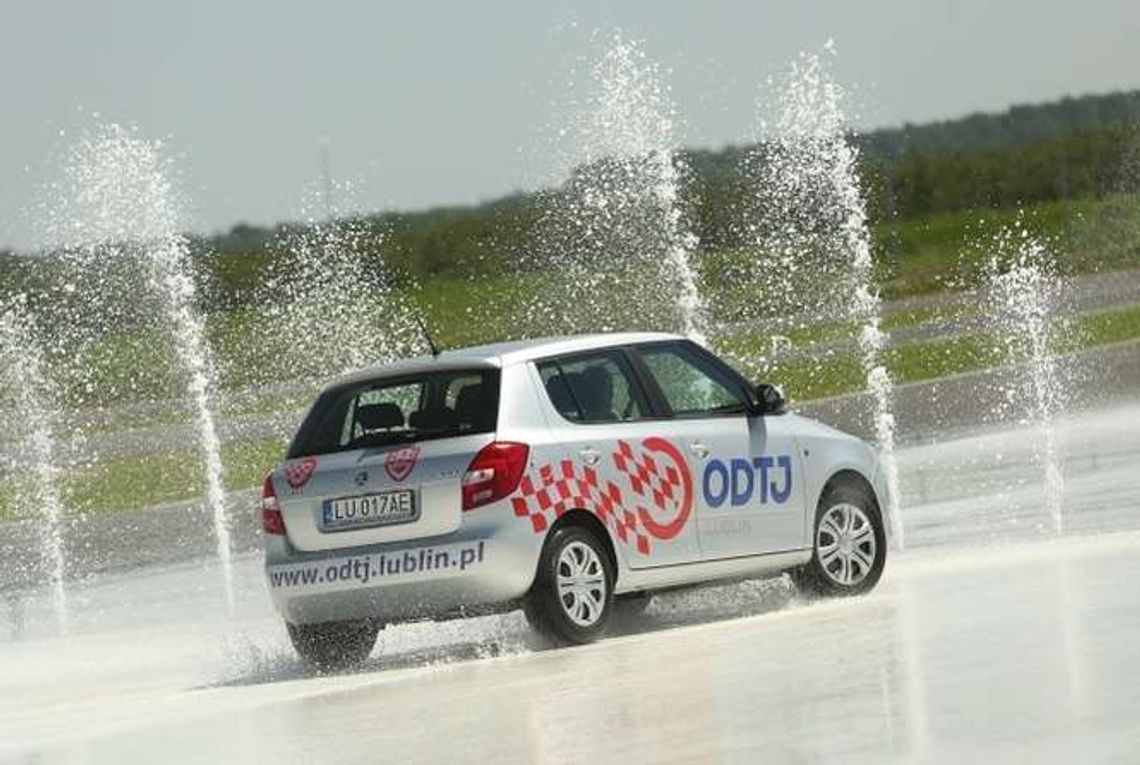 Droższe prawo jazdy i ograniczenia prędkości dla nowych kierowców. A na szybie listek