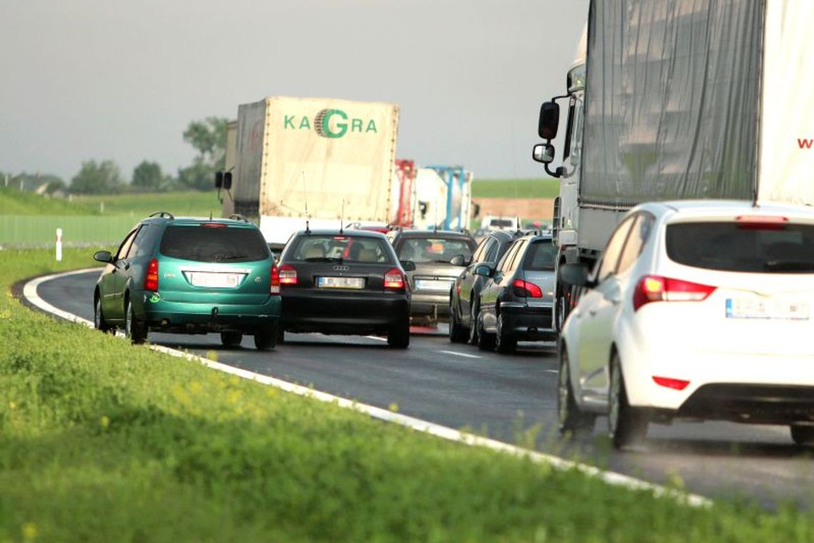 Druga Kołbiel. Samochody stoją, drogowcy obserwują