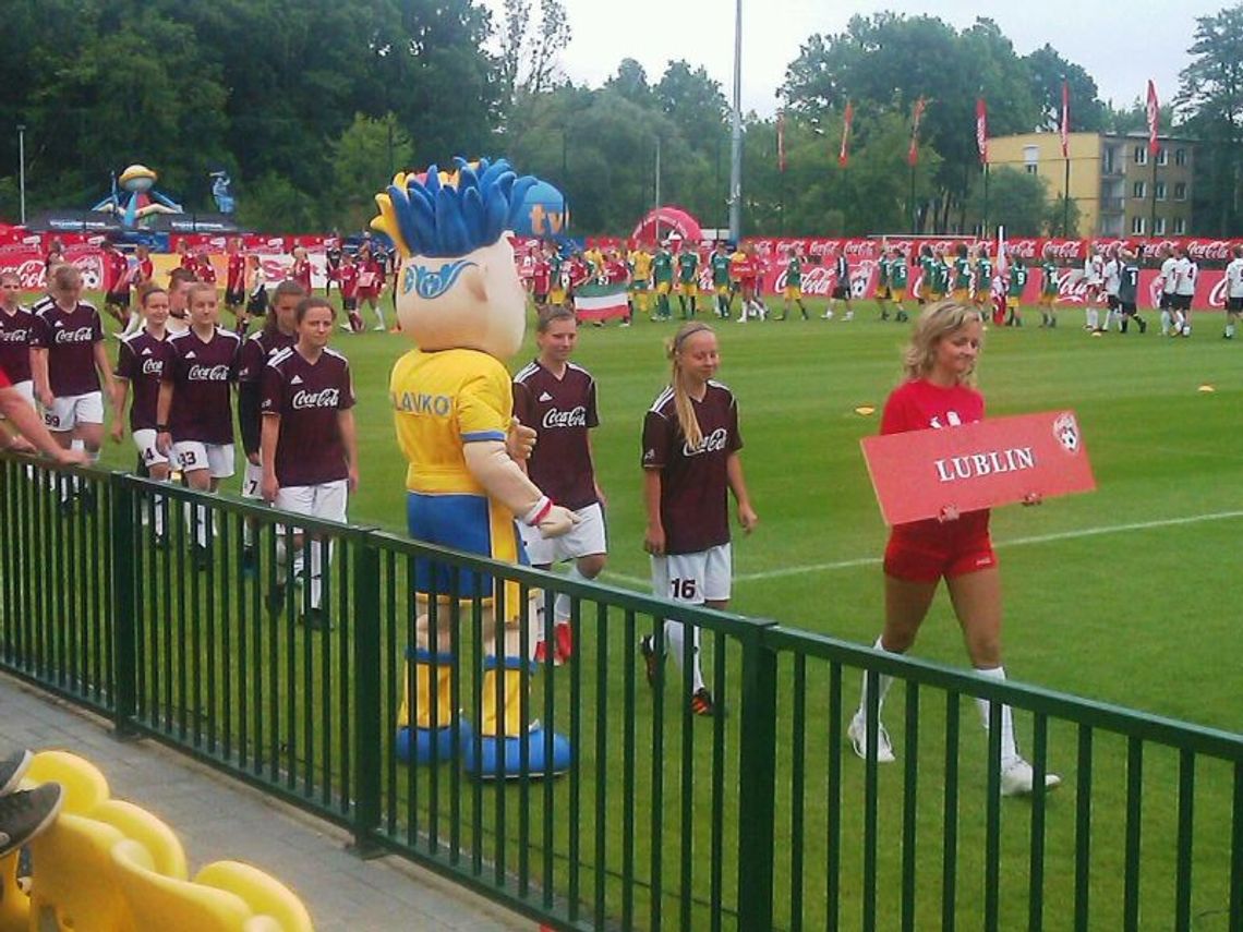 Drugie miejsce dziewcząt z Gimnazjum nr 5 w Lublinie na Coca Cola Cup Drugie miejsce dziewcząt z Gimnazjum nr 5 w Lublinie na Coca Cola Cup