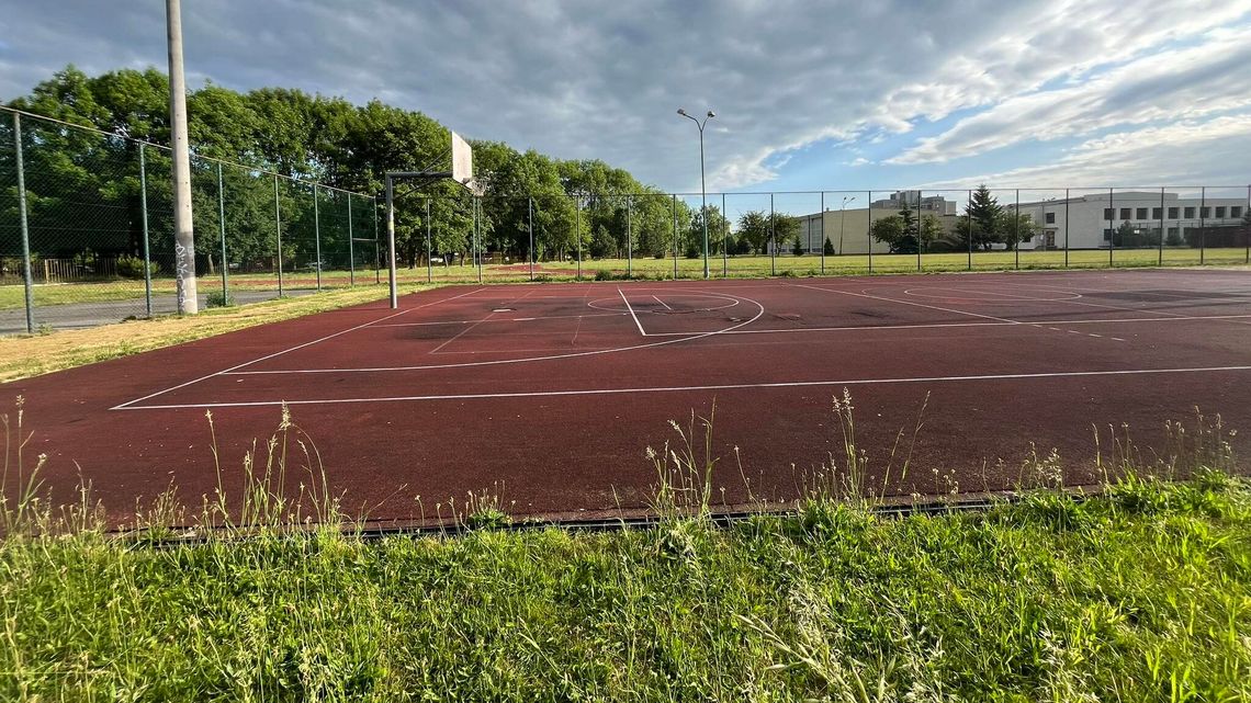 Drugie podejście do remontu boiska. Bo chętnych nie było Drugie podejście do remontu boiska. Bo chętnych nie było