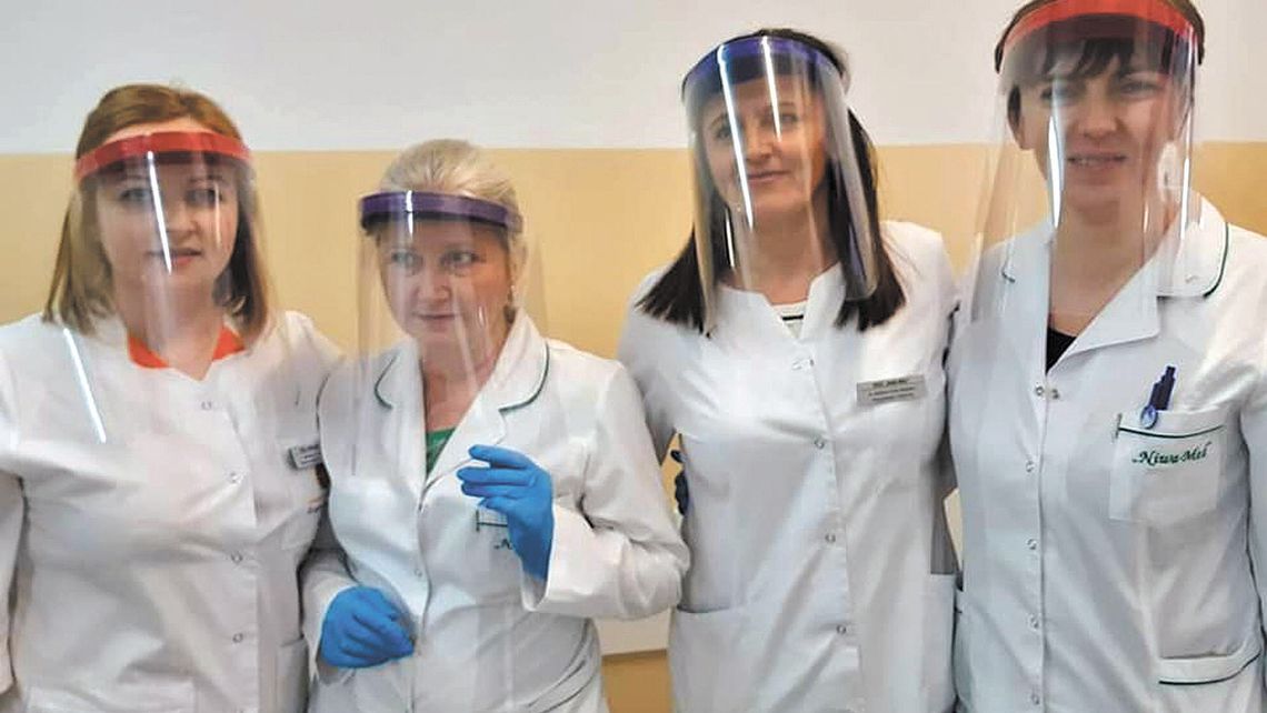 Drukują przyłbice do ochrony dla pielęgniarek i pracownic przychodni. "Nie chodzi nam o promocję, po prostu chcemy pomagać"