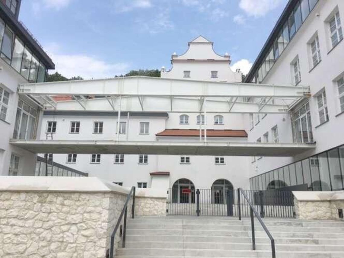 Druzgocący raport NIK o budowie szkoły w Kazimierzu Dolnym