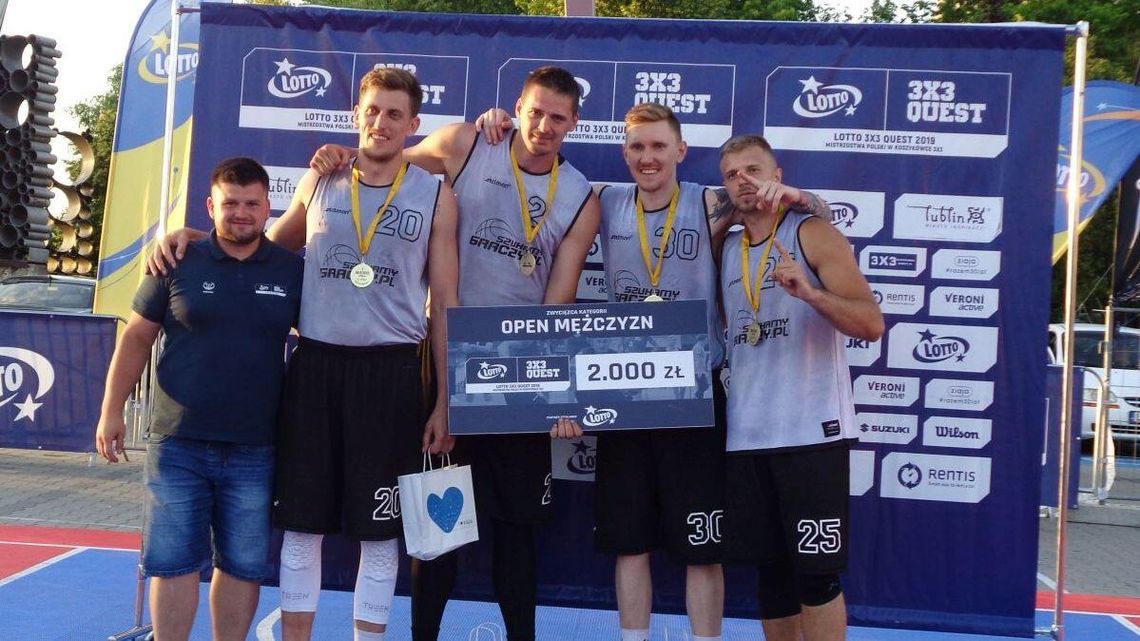 Drużyna Szukamygraczy.pl zwycięzcą turnieju Lotto 3x3 Quest 2019 (zdjęcia) Drużyna Szukamygraczy.pl zwycięzcą turnieju Lotto 3x3 Quest 2019 (zdjęcia)
