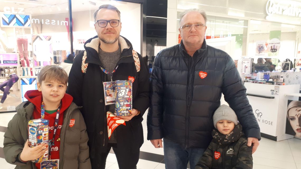 Drużyny Michała i Krzysztofa też zbierają. Wykorzystują niedzielę handlową Drużyny Michała i Krzysztofa też zbierają. Wykorzystują niedzielę handlową