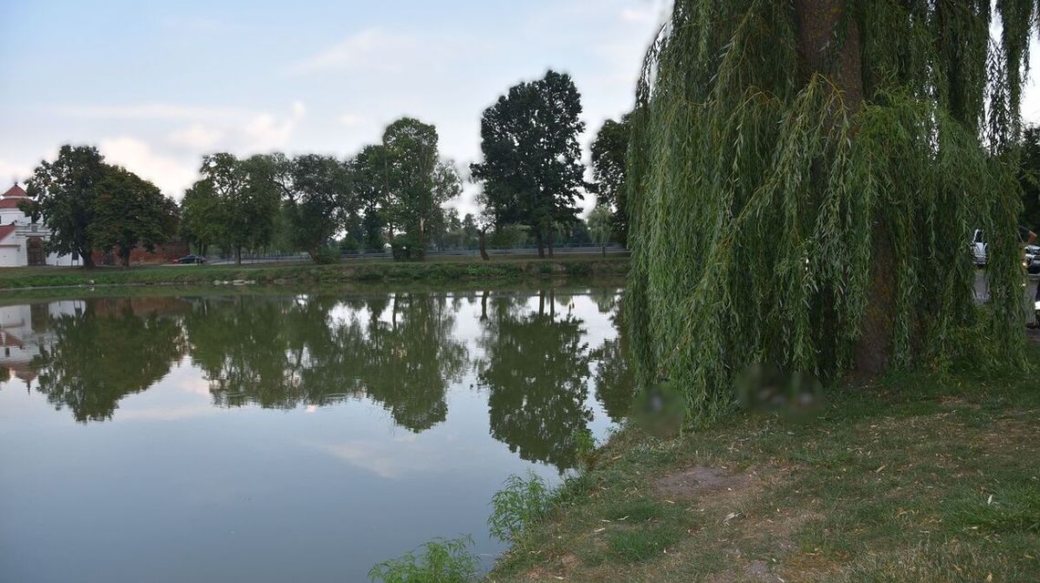 Dryfujące ciało w stawie. Świadek zareagował 