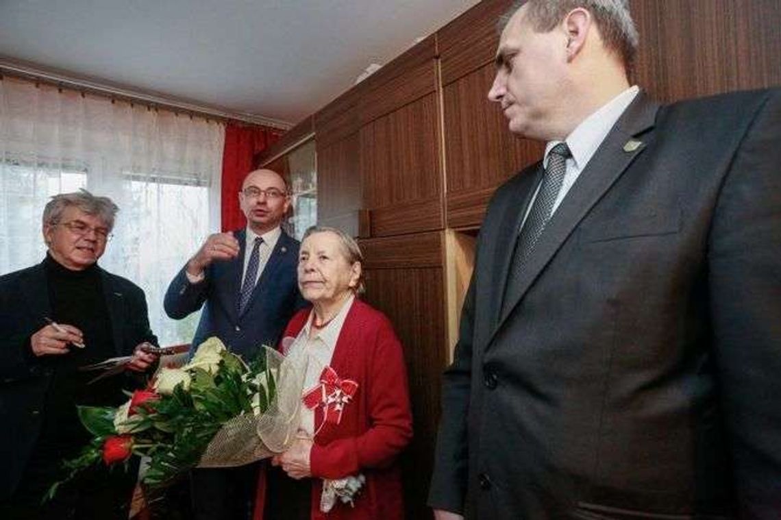 "Drżeliśmy na każdym kroku, ale szkoda było ludzi". Odznaczenie dla 98-letniej lublinianki