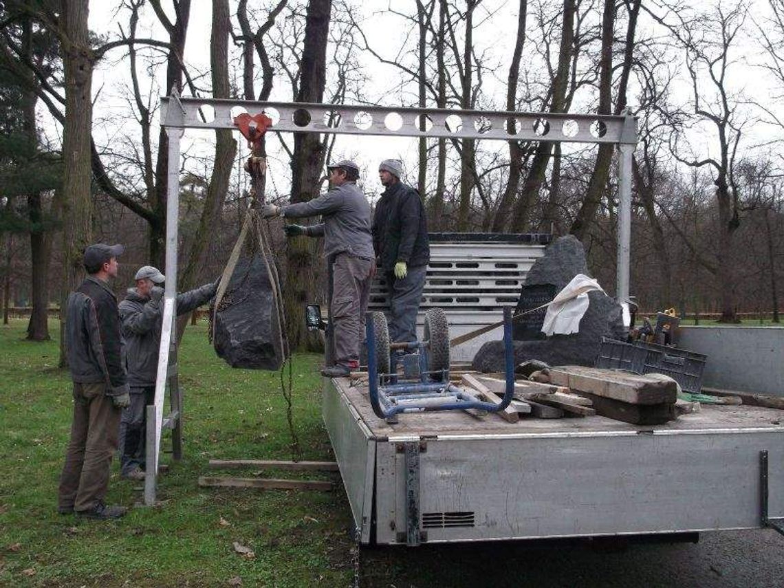 Drzewa-pomniki w Kozłówce mają pomniki