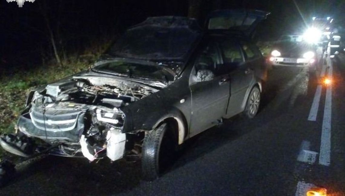 Drzewo spadło na dach jadącego chevroleta