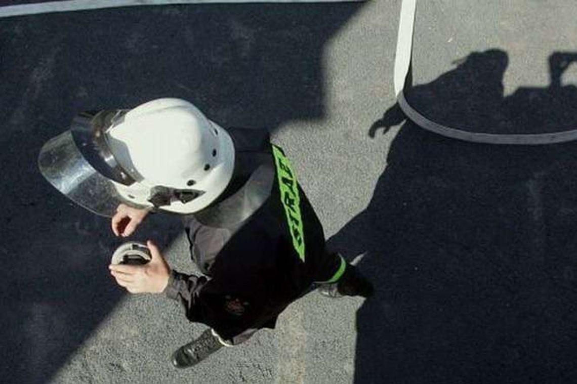 Drzewo spadło na samochód. Cztery osoby w szpitalu