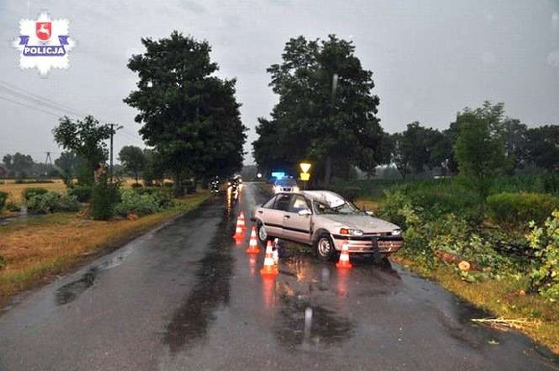 Drzewo spadło na samochód podczas burzy. Cztery osoby ranne