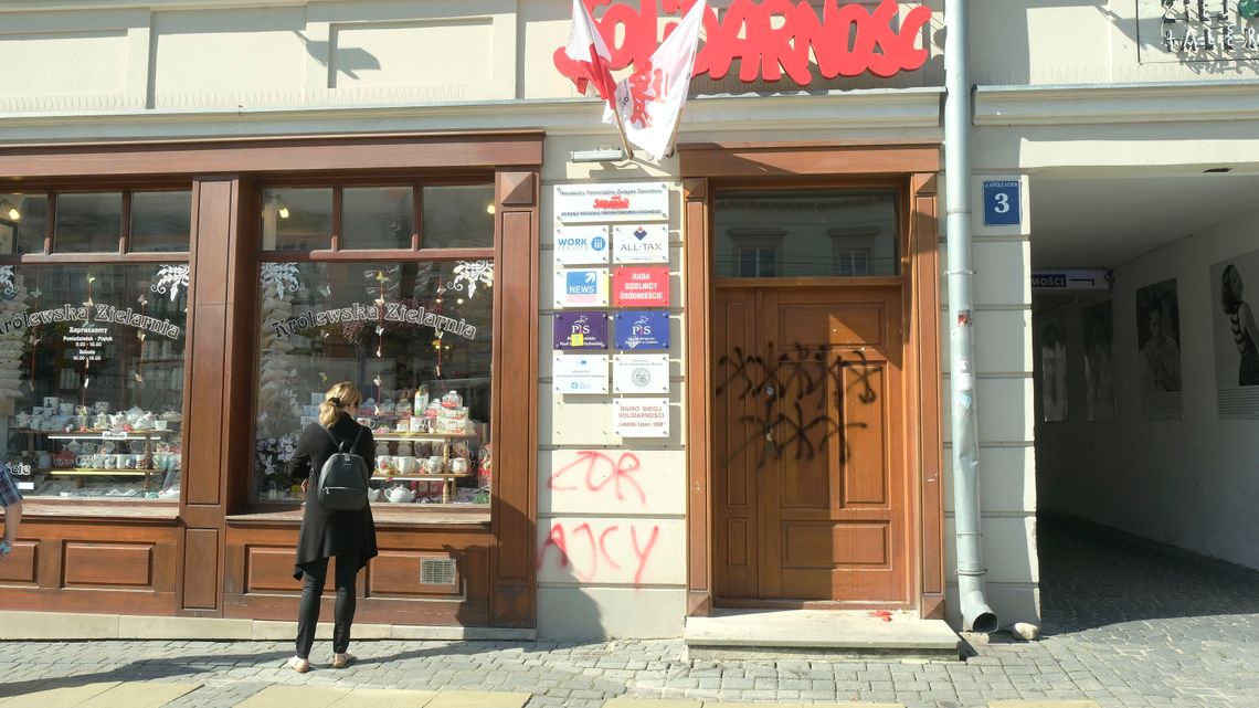 Drzwi do lubelskiego biura PiS obrzucane jajkami i pomidorami, jest napis "zdrajcy". "To nienawiść na tle politycznym"