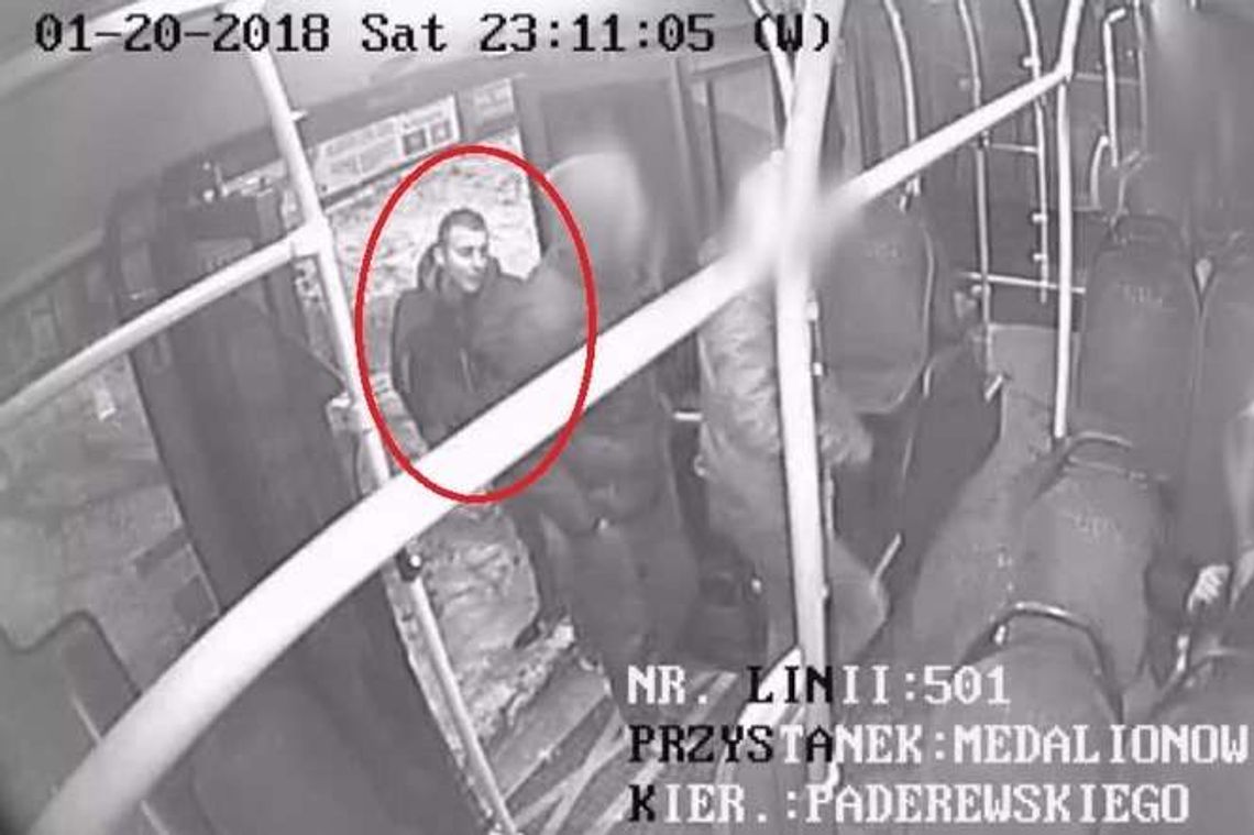 Drzwi zamknęły się za szybko? Tak sobie z nimi poradził. Szuka go policja