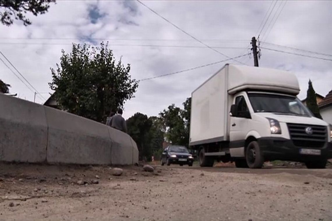 Drżyjcie zderzaki! Zbudowali 50-centymetrowy krawężnik (wideo)