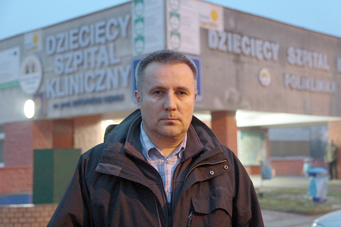 DSK. Leczyli syna na kolkę, a on miał wylew