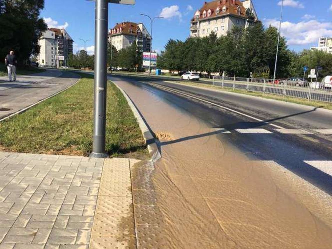 Duża awaria wodociągowa na Czechowie. Woda płynie ulicą
