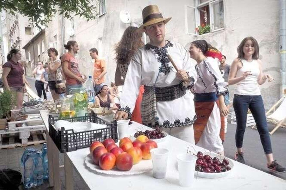 Duża impreza na małej uliczce. Studenci z zagranicy na Żmigrodzie