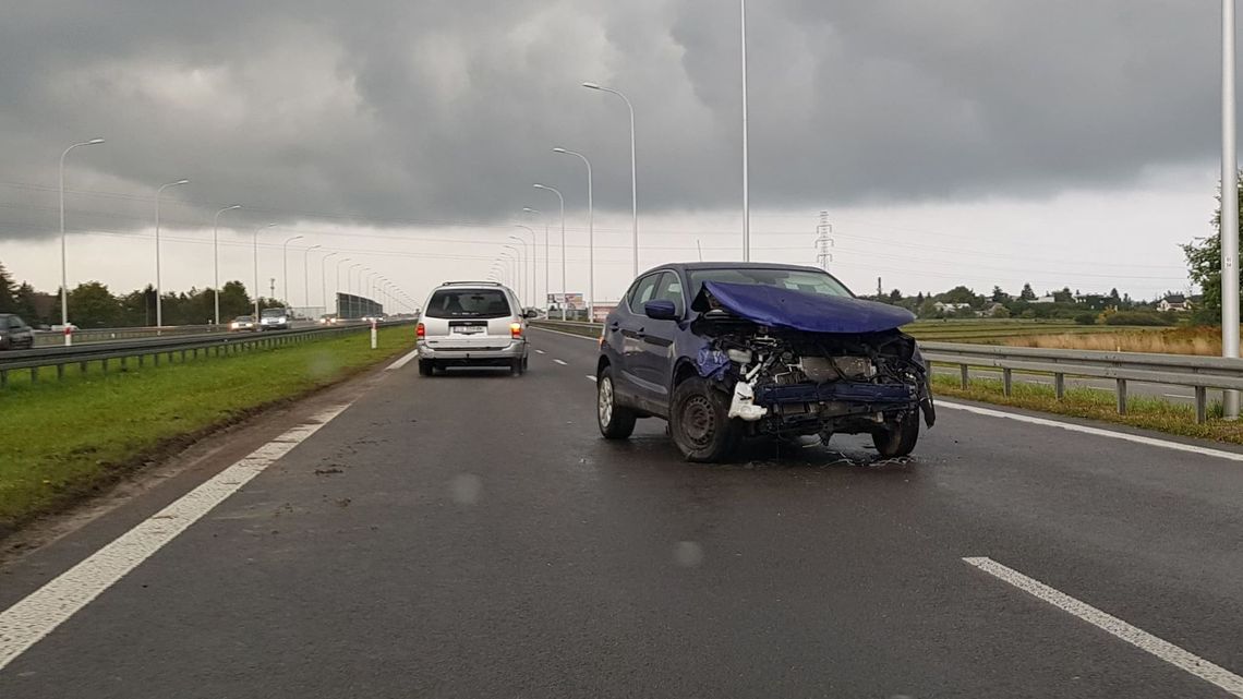 Duże korki na obwodnicy Lublina. Auto uderzyło w bariery