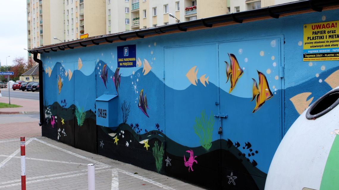 Dużo przyjemniej wyrzucać odpady w Puławach. Wodny świat na śmietnikowej altanie Dużo przyjemniej wyrzucać odpady w Puławach. Wodny świat na śmietnikowej altanie