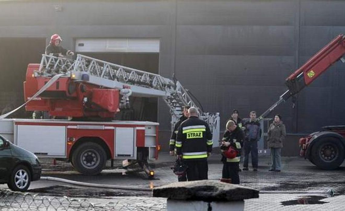 Duży pożar hali z materiałami budowlanymi