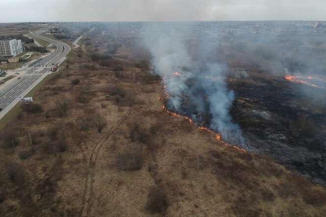 Duży pożar na górkach czechowskich [zdjęcia, wideo z drona]