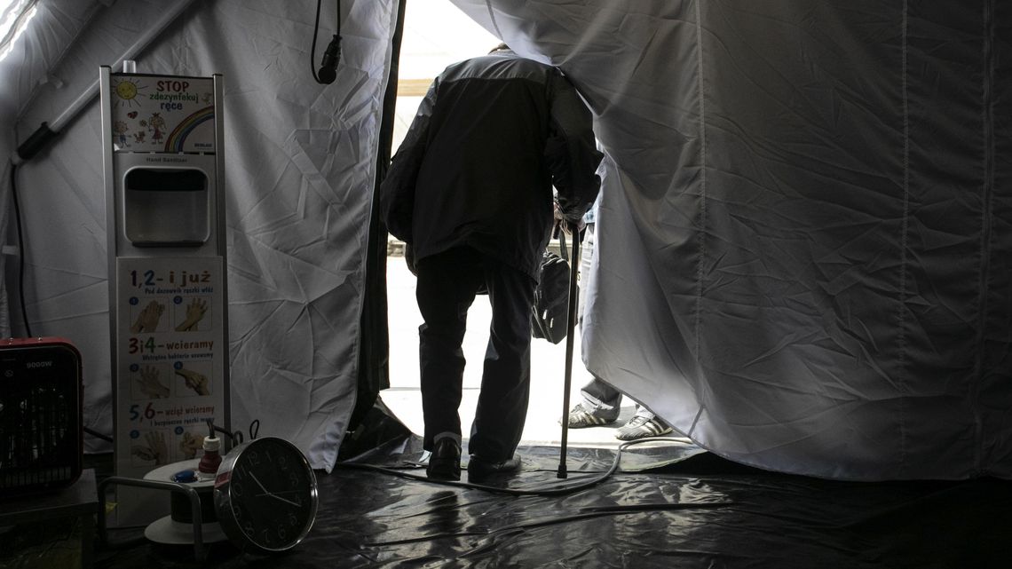 Duży wzrost liczby zgonów osób zakażonych w Polsce. Ministerstwo wyjaśnia skąd tyle przypadków