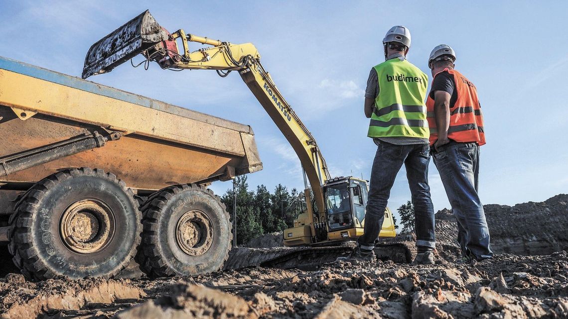 Dwa lata od podpisania kontraktu, a droga nadal dziurawa. Firma chce więcej pieniędzy