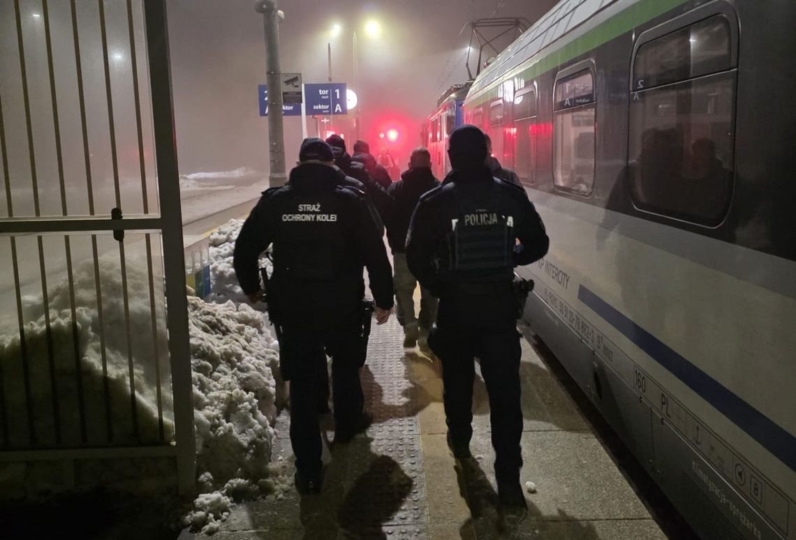 Dwa listy gończe, jedna podróż. Finał ucieczki na pokładzie pociągu zatrzymanie poszukiwanego listami gończymi