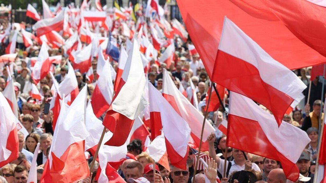 Dwa marsze, dwa światy. Polityka na wiecach Dwa marsze, dwa światy. Polityka na wiecach