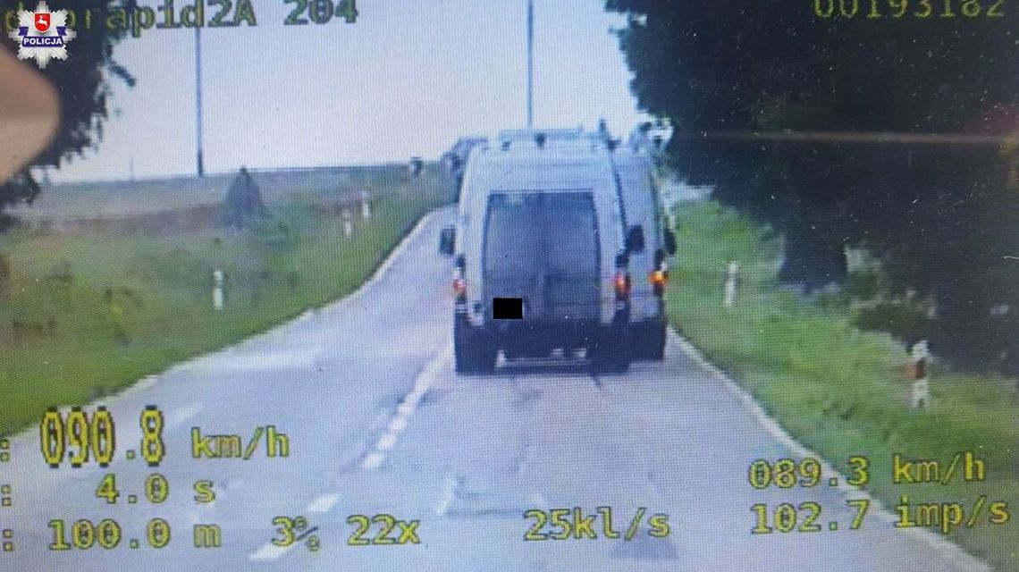 Dwa pędzące autobusy na holu. I mandat gotowy Dwa pędzące autobusy na holu. I mandat gotowy