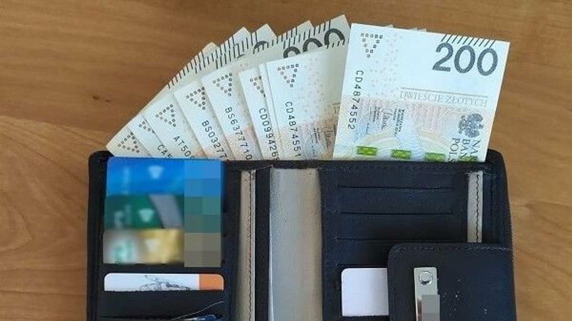 Dwa portfele na parkingu supermarketu. W środku 2 tysiące złotych