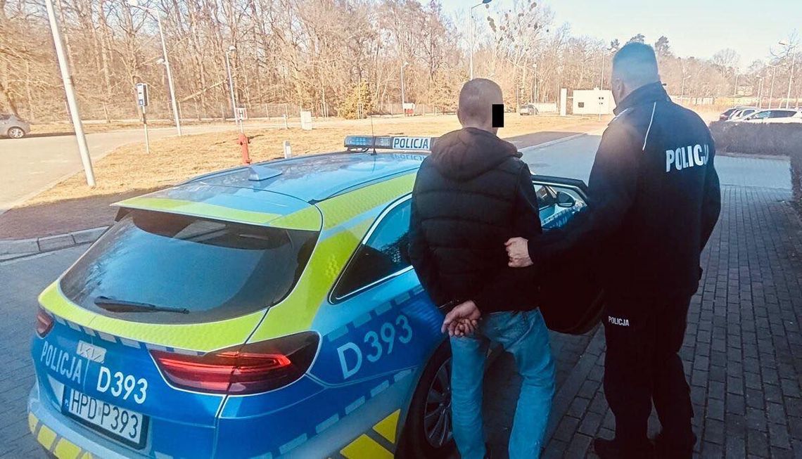 zatrzymany stoi przy radiowozie