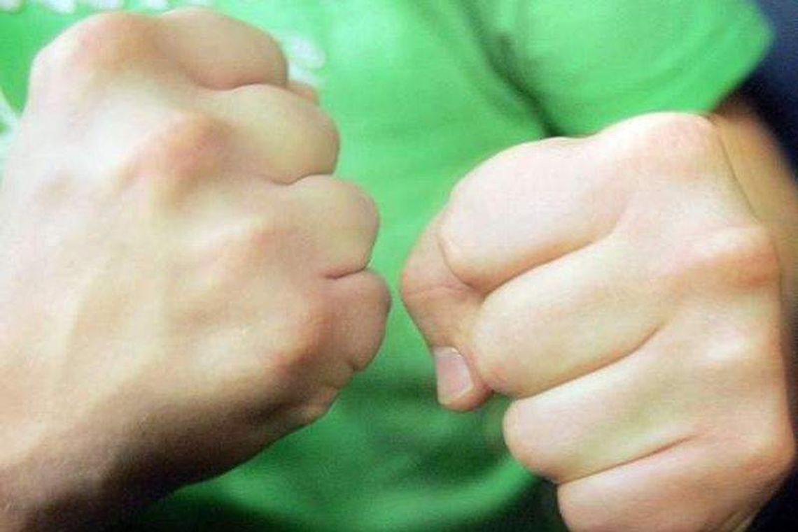 Dwa razy pobili mężczyznę. Wpadli bo obok jechali policjanci