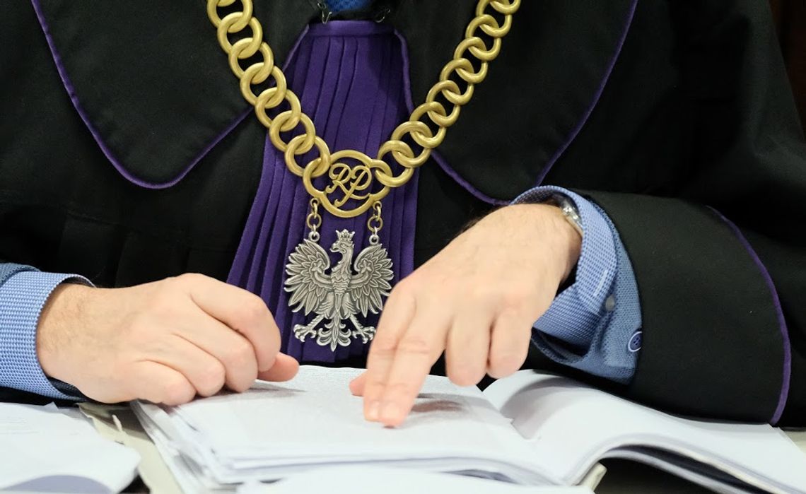 Dwa razy ugodził ojca nożem. Matka 32-latka zacierała ślady zbrodni. "Nic im nie mów"