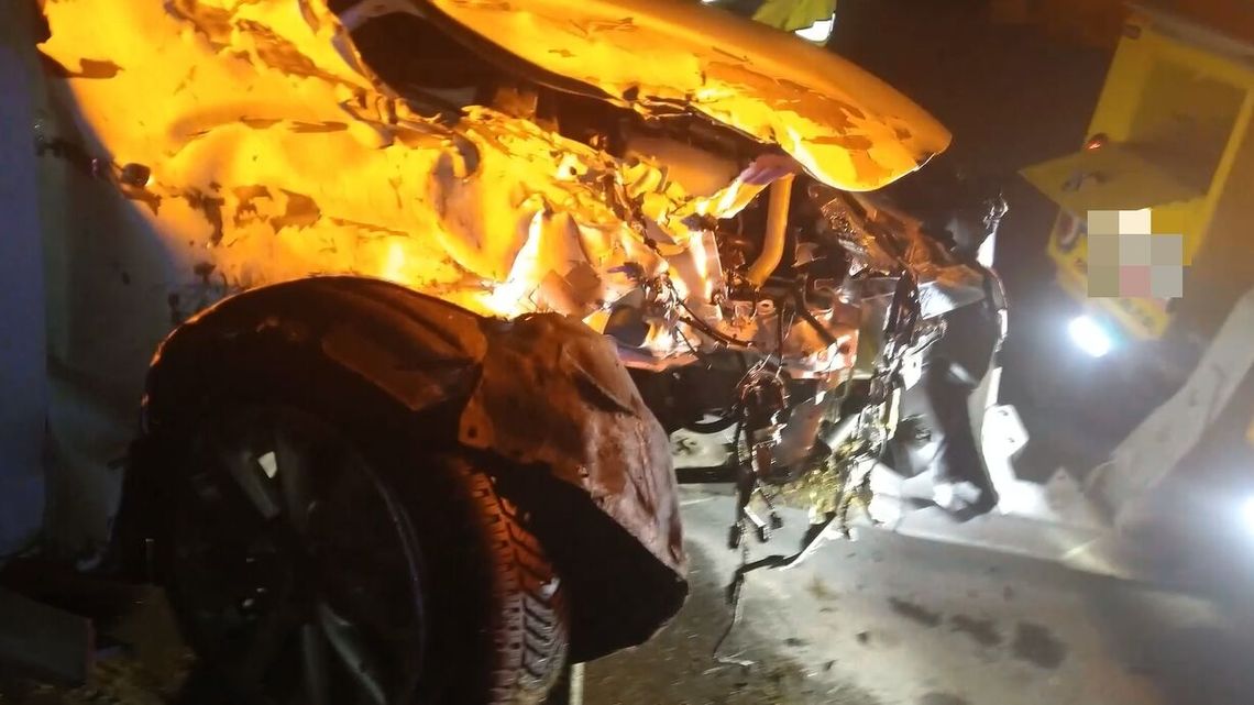 Dwa samochody zderzyły się na Lipskiej. Jeden wpadł na słup